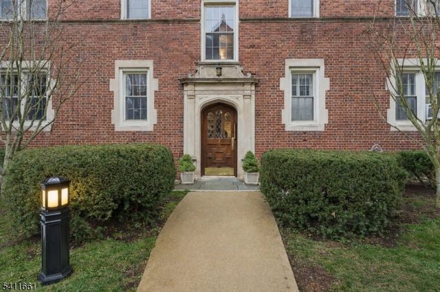 133 Summit Ave 16, Summit City, NJ 07901