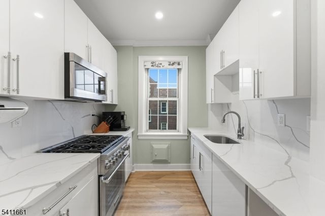 133 Summit Ave 16, Summit City, NJ 07901