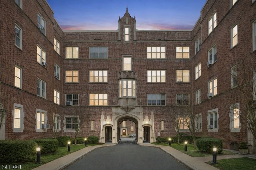 133 Summit Ave 16, Summit City, NJ 07901