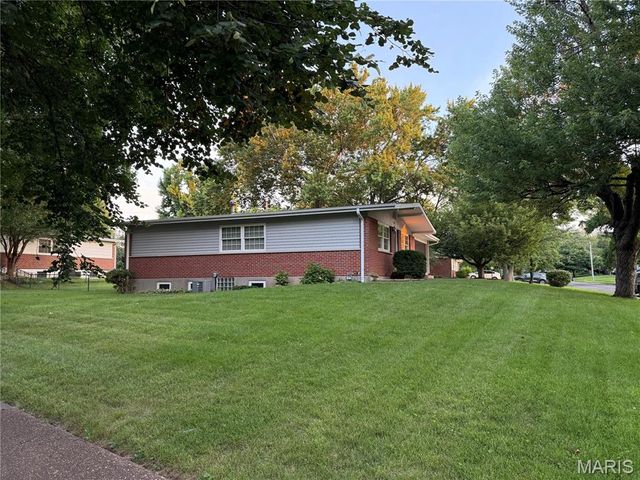 1060 Preakness Lane, Florissant, MO 63033