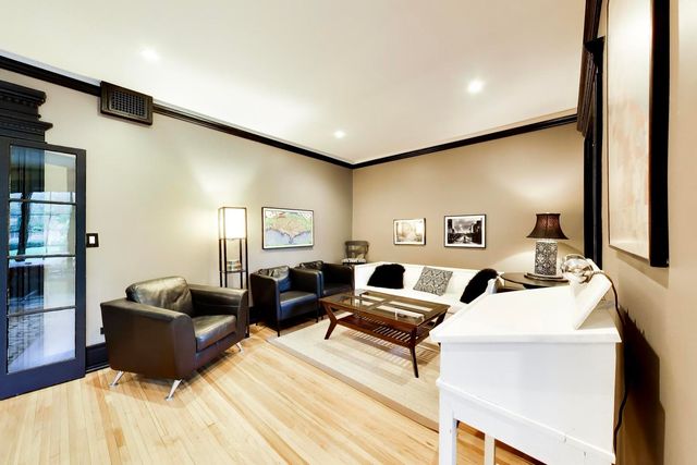 1126 W Morse Street 2W, Chicago, IL 60626