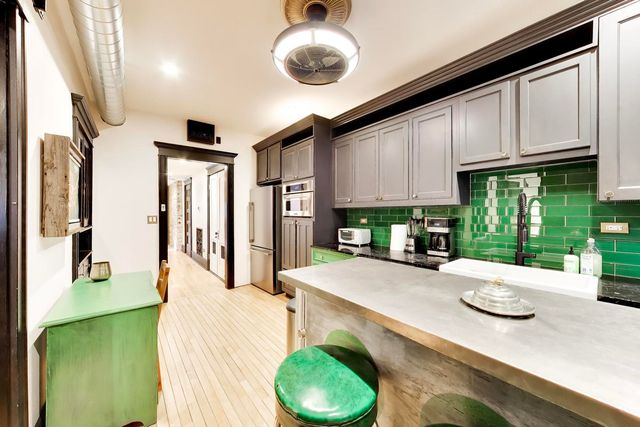 1126 W Morse Street 2W, Chicago, IL 60626