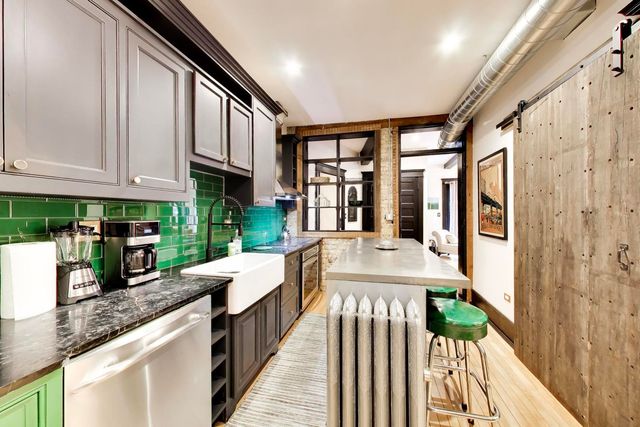 1126 W Morse Street 2W, Chicago, IL 60626