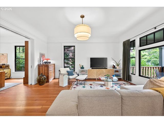 2935 Se YAMHILL St, Portland, OR 97214