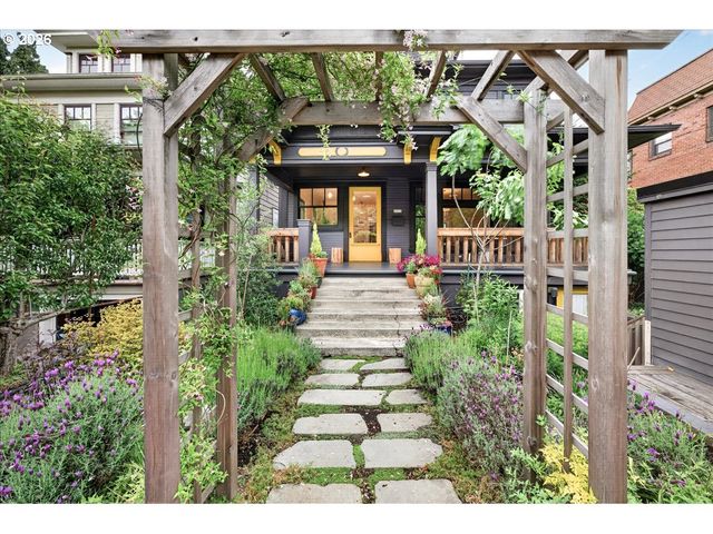2935 Se YAMHILL St, Portland, OR 97214