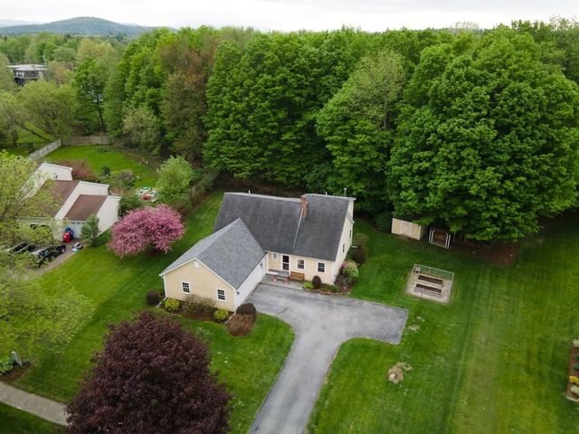 13 Bobolink Circle, Essex, VT 05452
