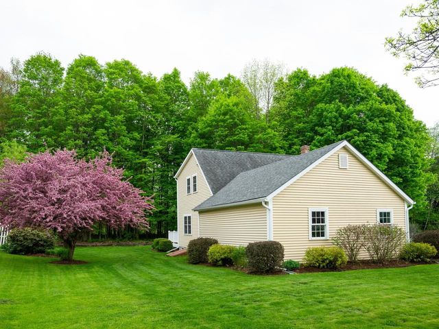 13 Bobolink Circle, Essex, VT 05452