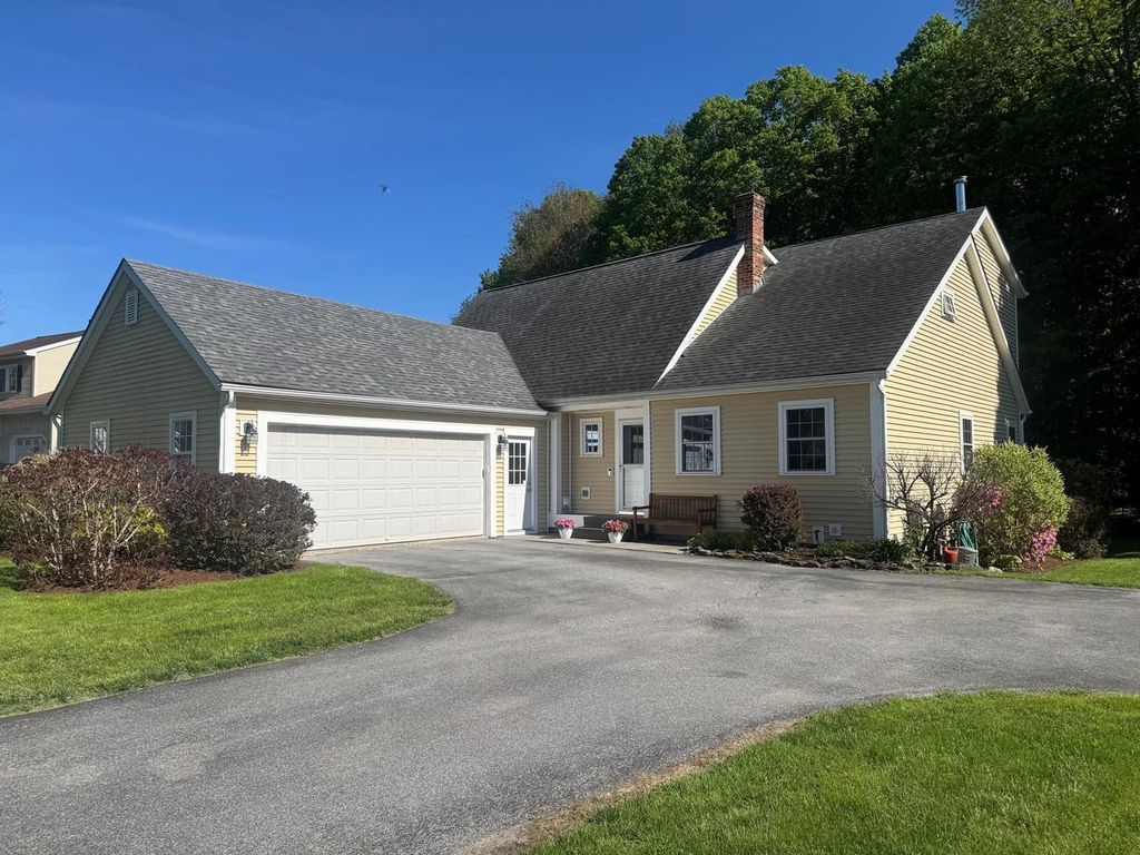 13 Bobolink Circle, Essex, VT 05452