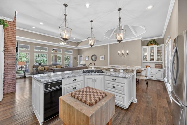 2701 Massachusetts Bay Drive, Arlington, TX 76001