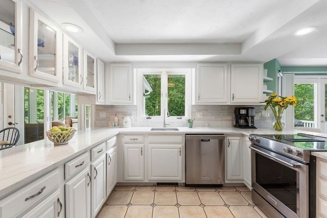 18 Fredric Ln, Mansfield, MA 02048