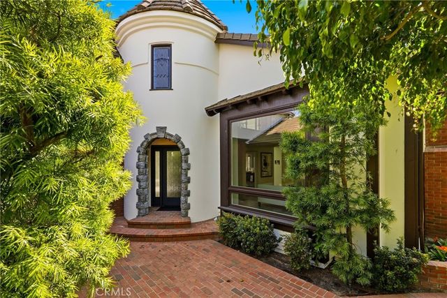 19545 Woodlands Dr, Huntington Beach, CA 92648