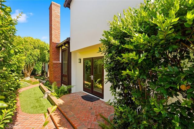 19545 Woodlands Dr, Huntington Beach, CA 92648