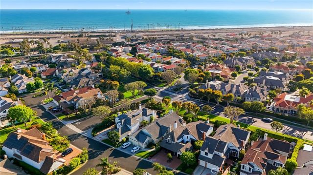 19545 Woodlands Dr, Huntington Beach, CA 92648