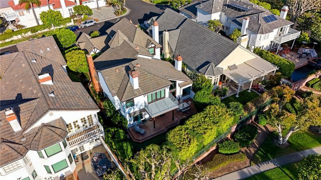 19545 Woodlands Dr, Huntington Beach, CA 92648