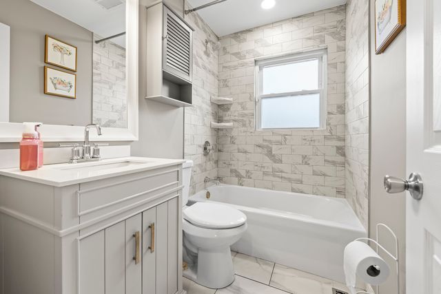 25 Mccabe Drive, Streamwood, IL 60107