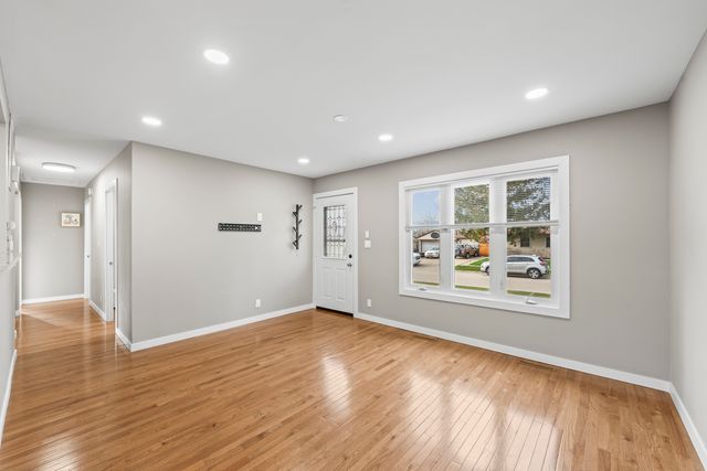 25 Mccabe Drive, Streamwood, IL 60107