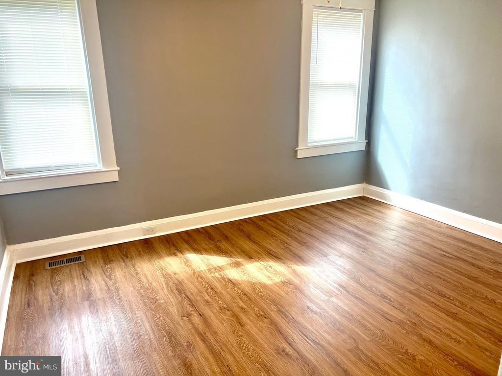 Image 8 of property listing at 2 W JEFFREY, Baltimore, MD 21225
