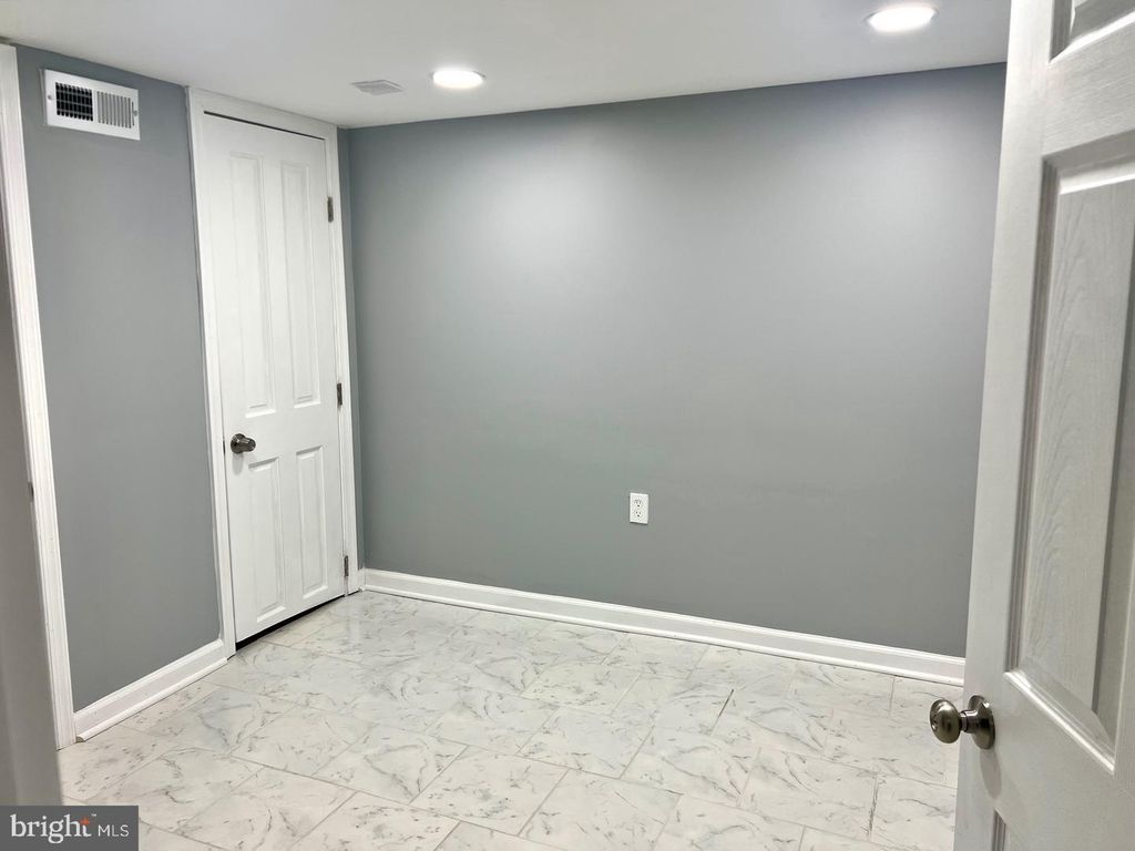 Image 9 of property listing at 2 W JEFFREY, Baltimore, MD 21225