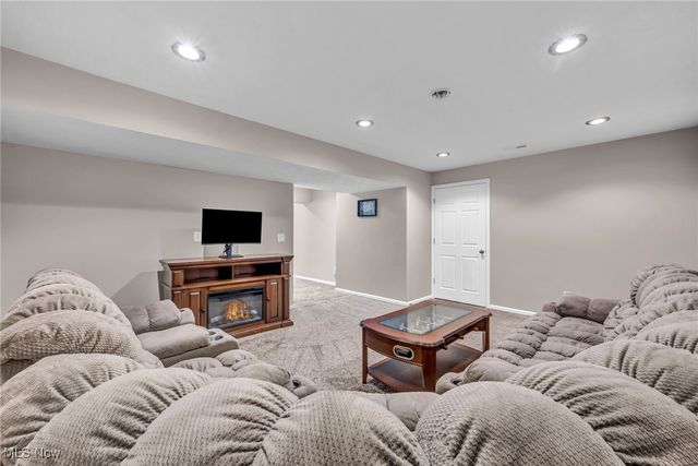 6245 W Breezeway Drive, North Ridgeville, OH 44039