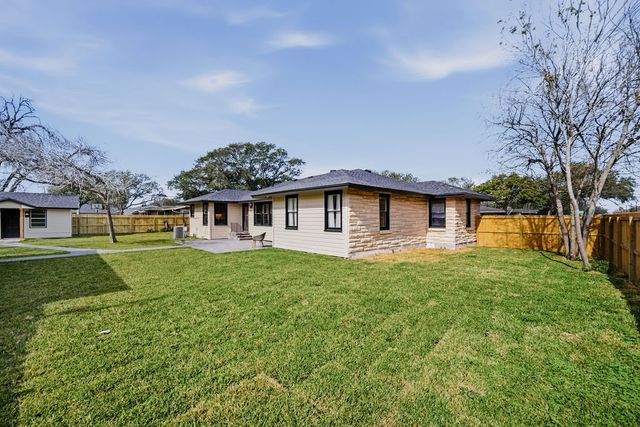 301 Pasadena Pl, Corpus Christi, TX 78411