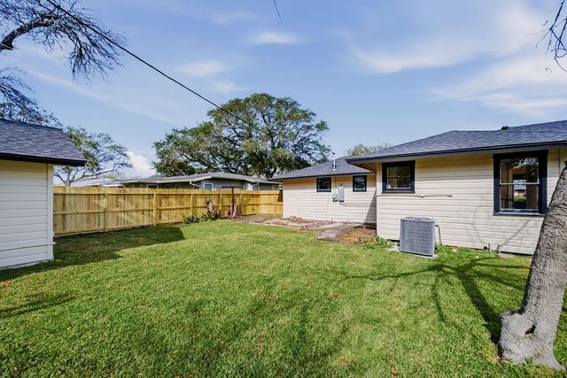 301 Pasadena Pl, Corpus Christi, TX 78411