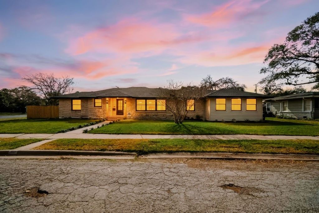 301 Pasadena Pl, Corpus Christi, TX 78411