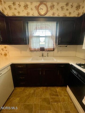 3262 Springtime Drive, Oregon, OH 43616
