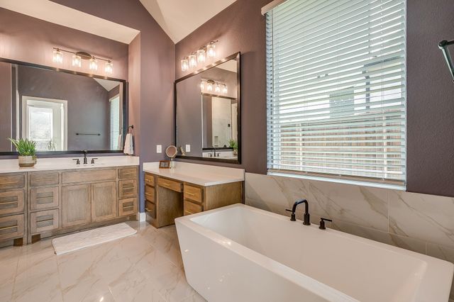 2137 Rolling Oaks Drive, Fort Worth, TX 76008