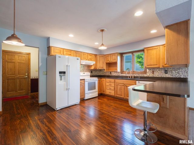 2 WINGED FOOT Drive, Pekin, IL 61554