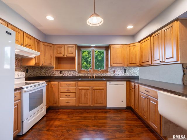 2 WINGED FOOT Drive, Pekin, IL 61554