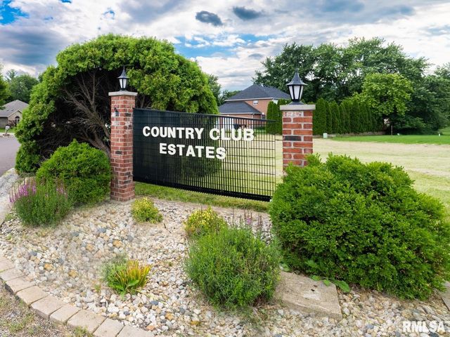 2 WINGED FOOT Drive, Pekin, IL 61554