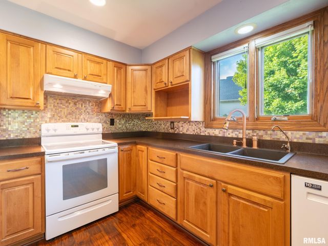 2 WINGED FOOT Drive, Pekin, IL 61554