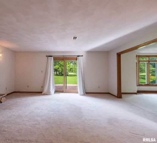 2 WINGED FOOT Drive, Pekin, IL 61554