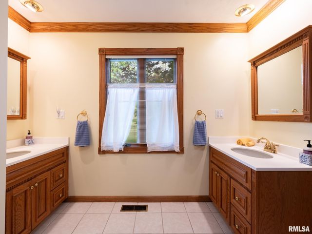 2 WINGED FOOT Drive, Pekin, IL 61554