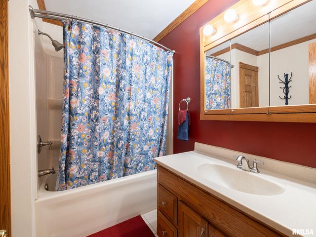 2 WINGED FOOT Drive, Pekin, IL 61554