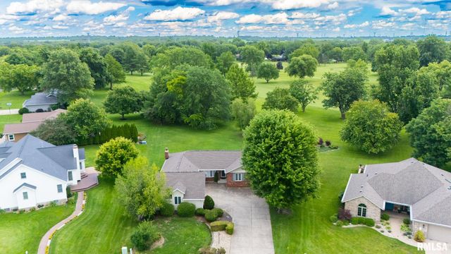 2 WINGED FOOT Drive, Pekin, IL 61554