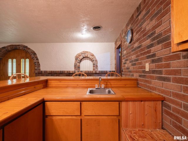 2 WINGED FOOT Drive, Pekin, IL 61554