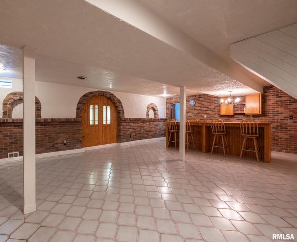 2 WINGED FOOT Drive, Pekin, IL 61554