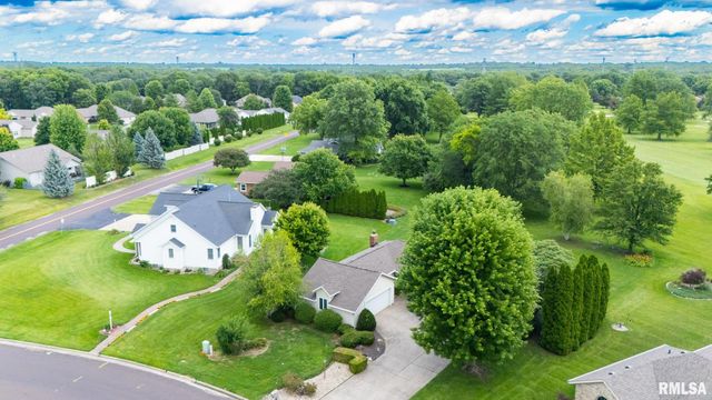 2 WINGED FOOT Drive, Pekin, IL 61554