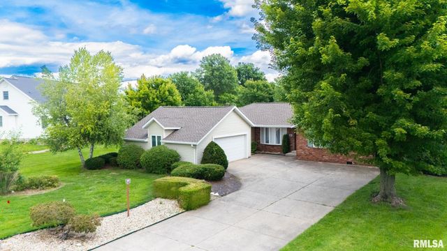 2 WINGED FOOT Drive, Pekin, IL 61554