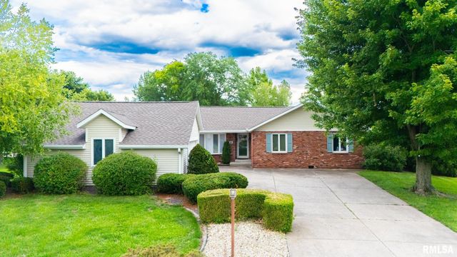 2 WINGED FOOT Drive, Pekin, IL 61554
