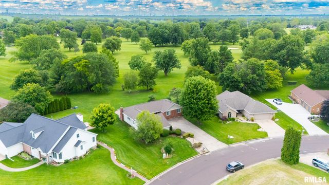 2 WINGED FOOT Drive, Pekin, IL 61554