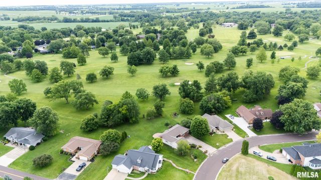 2 WINGED FOOT Drive, Pekin, IL 61554