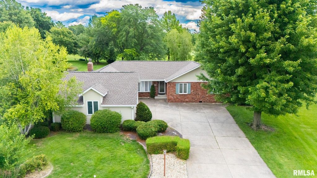 2 WINGED FOOT Drive, Pekin, IL 61554
