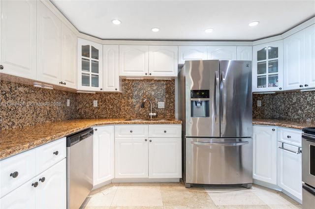 100 Bayview Dr 907, Sunny Isles Beach, FL 33160