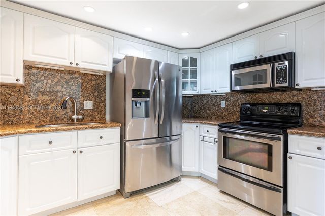 100 Bayview Dr 907, Sunny Isles Beach, FL 33160