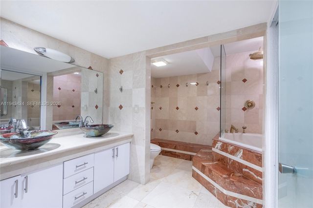 100 Bayview Dr 907, Sunny Isles Beach, FL 33160