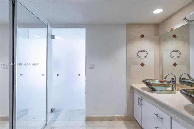 100 Bayview Dr 907, Sunny Isles Beach, FL 33160