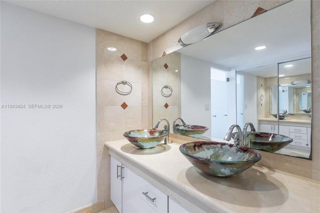 100 Bayview Dr 907, Sunny Isles Beach, FL 33160