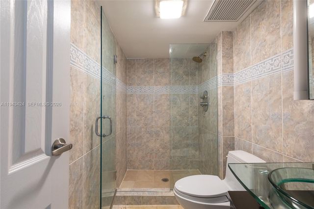 100 Bayview Dr 907, Sunny Isles Beach, FL 33160